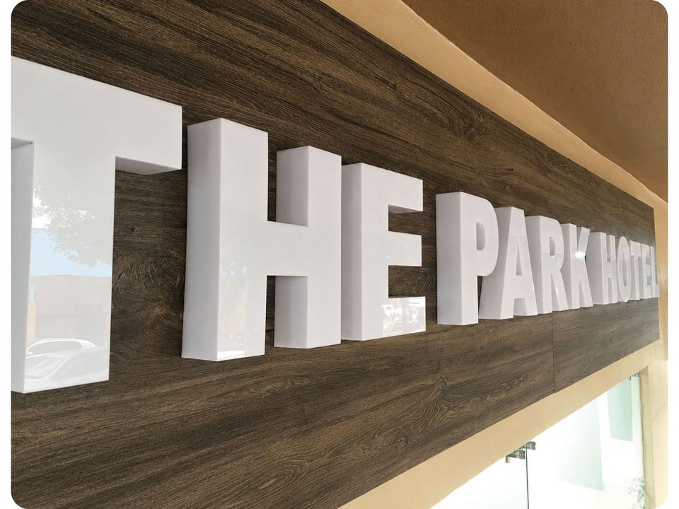 Letras corpóreas en acrílico blanco de The Park Hotel